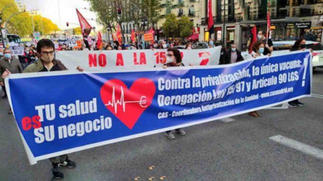 Pancarta de una manifestación con los textos "Tu salud es su negocio", "Contra la privatización, la única vacuna / Derogación Ley 15/97 y artículo 90 LGS!" y "CAS Coordinador Antiprivatización de la Sanidad"