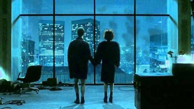 Dos personas en frente de una ventana